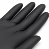 Detailfoto van een zwarte nitril handschoen maat M, ingezoomd op de matte structuur en nauwsluitende pasvorm voor optimale grip, comfort en hygiënisch gebruik.