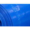 Extreme macro detailfoto van LDPE vuilzak T50 blauw 120 liter met close-up van de glanzende kunststof folie, opgerolde lagen, materiaalstructuur en sterke lasnaad.