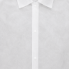 Detailfoto van een witte PP bezoekersjas van non-woven materiaal met drukknoopsluiting aan de voorkant.