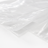 Close-up van een transparante LDPE zak waarbij de open zijde, gladde folie en heldere, glanzende afwerking duidelijk zichtbaar zijn. De detailfoto benadrukt de kwaliteit en transparantie van het materiaal op een witte achtergrond.