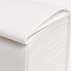 Detailfoto van Euro Toptex Snow White Z-Fold handdoekpapier met focus op de strak gevouwen lagen, fijne papierstructuur en nette afwerking, gefotografeerd op een witte achtergrond.