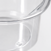 Extreme macro-opname van een transparant PP sausbakje van 30 ml. De detailfoto toont de verstevigde bovenrand, de heldere kunststofstructuur en de hoogwaardige afwerking van het bakje op een witte achtergrond.