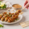 Bamboe satéprikkers in gebruik met gegrilde kipspiesjes op een serveerbord, ideaal voor barbecue, borrelhapjes, catering en foodpresentaties.