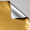 Close-up van een vacuümzak met een gouden voorkant en een omgevouwen zilveren achterkant.