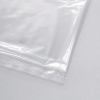 Detailopname van een transparante HDPE zak 35 micron met focus op de gelaste hoek en afgewerkte rand. De close-up toont de heldere folie, sterke zijlas en hoogwaardige afwerking van de verpakkingzak.