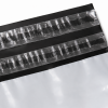 Detailfoto van een LDPE verzendzak met dubbele plakstrip, ingezoomd op de twee zelfklevende sluitstrips aan de bovenzijde. De close-up laat beide plakstrips duidelijk zien, waardoor de verzendzak geschikt is voor zowel een veilige eerste verzending als ee