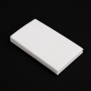 Base productfoto van hoogwitte 1-laags servetten 1/4 vouw 330 x 330 mm, netjes gestapeld met zichtbare papierstructuur op zwarte studioachtergrond.