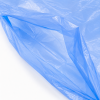 Ingezoomde detailfoto van de open bovenzijde van een lege blauwe HDPE-kratzak van 10 micron, waarbij de dunne, doorschijnende folie en natuurlijke vouwen duidelijk zichtbaar zijn tegen een witte achtergrond.