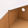 Detailfoto van de binnenzijde van de paraatdoos 900 gram bruin/wit met focus op de verstevigde hoekconstructie, bruine kraft afwerking en ventilatieopening. De close-up toont de stevige opbouw en hoogwaardige kartonkwaliteit van de voedselverpakking.
