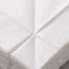 Een extreme macro-opname ingezoomd op het midden van een stapel witte papieren servetten, waarbij de fijne vezelstructuur van de stof en de strakke vouwlijnen in het papier duidelijk zichtbaar zijn.