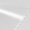 Ingezoomde detailfoto van de gladde, transparante folie van een vacuümzak van 400 × 700 mm, waarbij de heldere lichtreflectie en lange afgewerkte zijnaad duidelijk zichtbaar zijn tegen een lichtgrijze achtergrond.