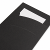Schuin ingezoomde detailfoto van een zwarte papieren bestekhoes met matte afwerking, waarbij de gebogen insteekopening, fijne papierstructuur en het deels zichtbare witte servet duidelijk zichtbaar zijn tegen een witte achtergrond.