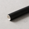 Detailfoto van een zwart papieren rietje met zichtbare papiervezelstructuur en witte binnenzijde. Macro-opname die de hoogwaardige afwerking en duurzame kwaliteit van het drinkrietje benadrukt.