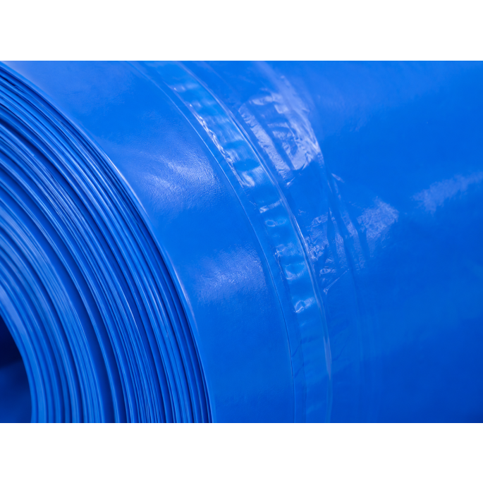 Extreme macro detailfoto van LDPE vuilzak T50 blauw 120 liter met close-up van de glanzende kunststof folie, opgerolde lagen, materiaalstructuur en sterke lasnaad.
