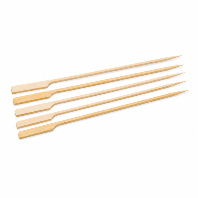 Bamboe satéprikkers met platte handgreep op een witte achtergrond, gemaakt van natuurlijk bamboe en geschikt voor barbecue, grillgerechten, hapjes en foodpresentaties.