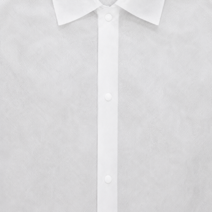 Detailfoto van een witte PP bezoekersjas van non-woven materiaal met drukknoopsluiting aan de voorkant.