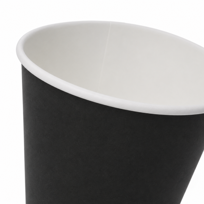 Close-up productfoto van een zwarte disposable papieren beker met witte binnenzijde, waarbij de randafwerking, materiaalstructuur en bovenkant van de beker in detail zichtbaar zijn op witte achtergrond.