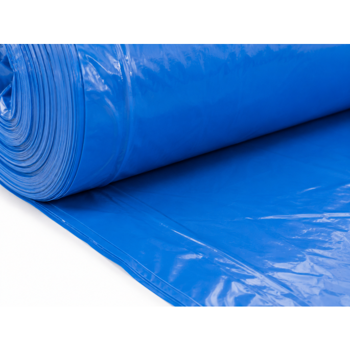 Detailfoto van LDPE vuilzak T50 blauw 120 liter met close-up van de sterke kunststof folie, glanzende oppervlaktestructuur, opgerolde lagen en zichtbare lasnaden.