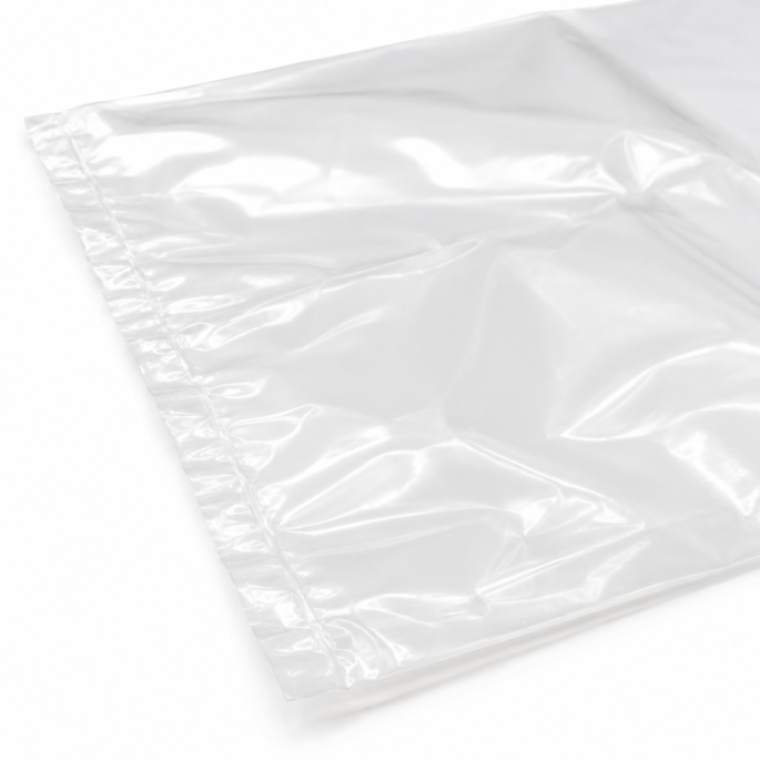 Detailfoto van een transparante LDPE zak met gladde, glanzende folie en stevige zijlas, waarbij de heldere structuur en hoogwaardige afwerking duidelijk zichtbaar zijn op een witte achtergrond.