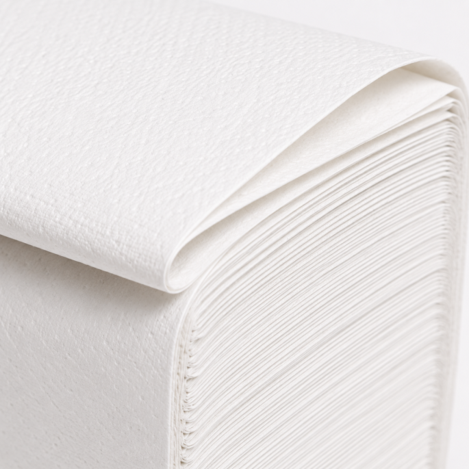 Detailfoto van Euro Toptex Snow White Z-Fold handdoekpapier met focus op de strak gevouwen lagen, fijne papierstructuur en nette afwerking, gefotografeerd op een witte achtergrond.