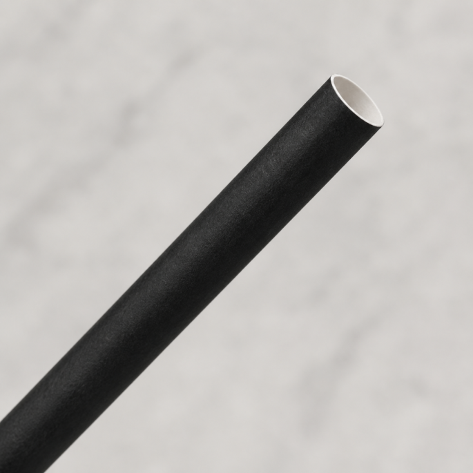 Detailfoto van een zwart papieren rietje met zichtbare papierstructuur en witte binnenzijde. Close-up opname die de afwerking en kwaliteit van het duurzame drinkrietje benadrukt.