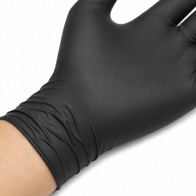 Close-up van een zwarte nitril handschoen maat M, ingezoomd op de flexibele manchet en de fijne matte structuur voor een comfortabele pasvorm en optimale bewegingsvrijheid.