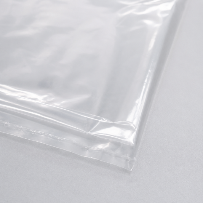 Detailopname van een transparante HDPE zak 35 micron met focus op de gelaste hoek en afgewerkte rand. De close-up toont de heldere folie, sterke zijlas en hoogwaardige afwerking van de verpakkingzak.