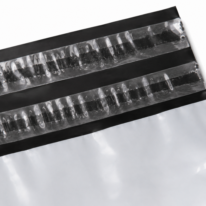 Detailfoto van een LDPE verzendzak met dubbele plakstrip, ingezoomd op de twee zelfklevende sluitstrips aan de bovenzijde. De close-up laat beide plakstrips duidelijk zien, waardoor de verzendzak geschikt is voor zowel een veilige eerste verzending als ee