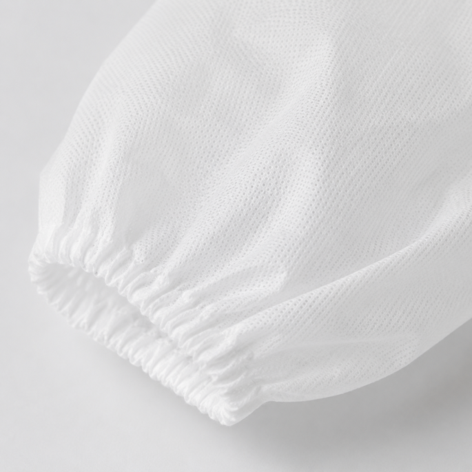 Detailfoto van de elastische manchet van een witte PP bezoekersjas van non-woven materiaal.