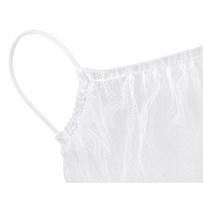 Close-up van een witte disposable baardcover van non-woven materiaal. De afbeelding toont in detail de elastische oorlus, de verstevigde zoom en de fijne vezelstructuur van het ademende materiaal. De geplooide afwerking zorgt voor een comfortabele pasvorm