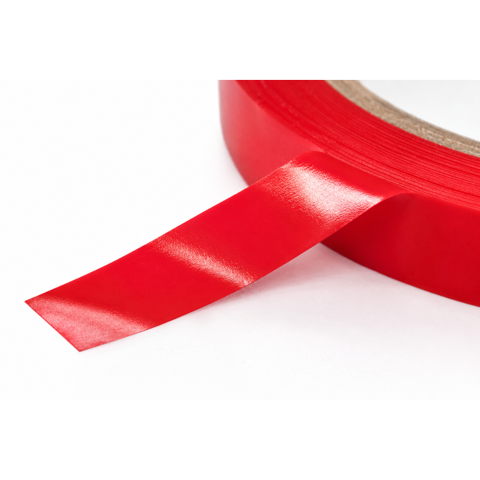 Detailfoto van rood PVC sluit tape met close-up van het glanzende tape-oppervlak en zichtbare materiaalstructuur.